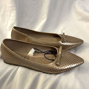 NWOT Serra memory foam flats gold size 10